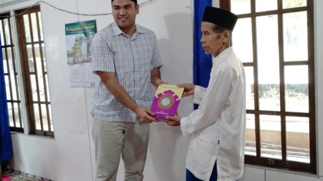 Rendra Usman Bantu Pembangunan Masjid dan Al Qur’an untuk Majelis Taklim